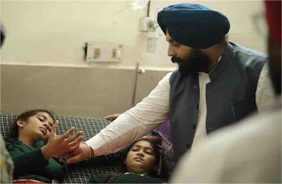 मंत्री हरजोत बैंस ने अस्पताल में बीमार बच्चों से की मुलाकात