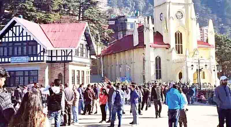 बर्फबारी की आस में पर्यटकों से गुलजार पहाड़ों की रानी
