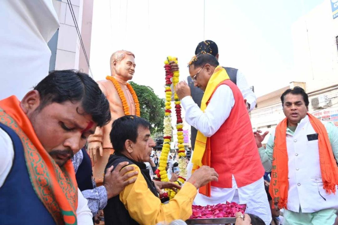 मुख्यमंत्री विष्णु देव साय ने भारत रत्न अटल बिहारी वाजपेयी की प्रतिमा पर किया माल्यार्पण