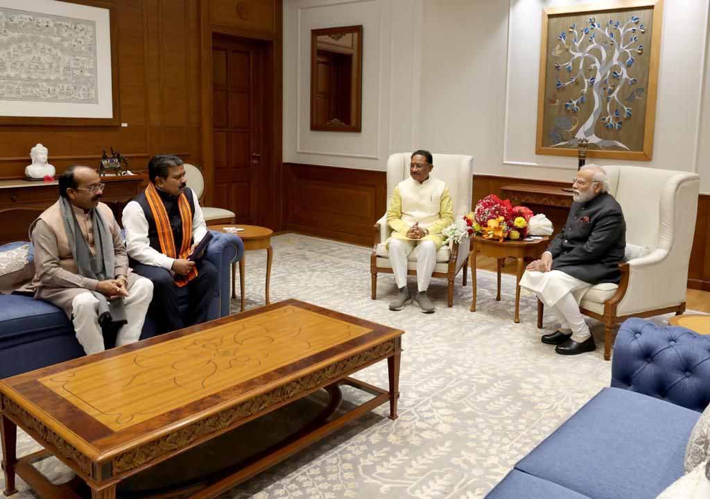 पीएम मोदी से चर्चा करते मुख्यमंत्री साय और डिप्टी सीएम साव-शर्मा