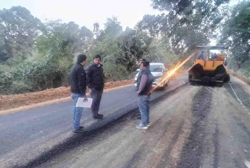 कलेक्टर ने चरईडॉड़-बगीचा के सड़क निर्माण कार्य का किया निरीक्षण
