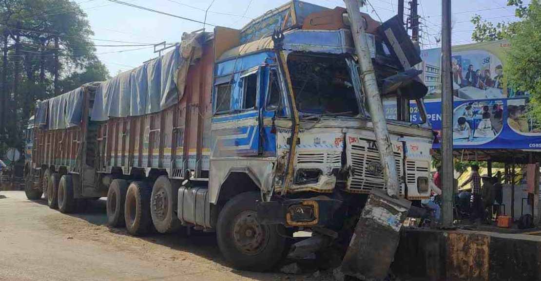 Baloda Bazar : कलेक्ट्रेट रोड में हुआ बड़ा हादसा, सीमेंट से भरी हुई थी ट्रक