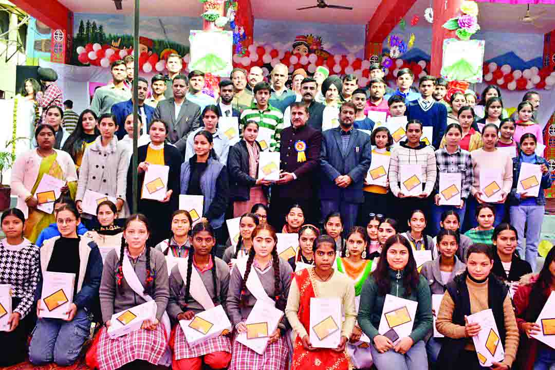 नालागढ़ के 196 और दून के 93 मेधावी को मिले टैबलेट