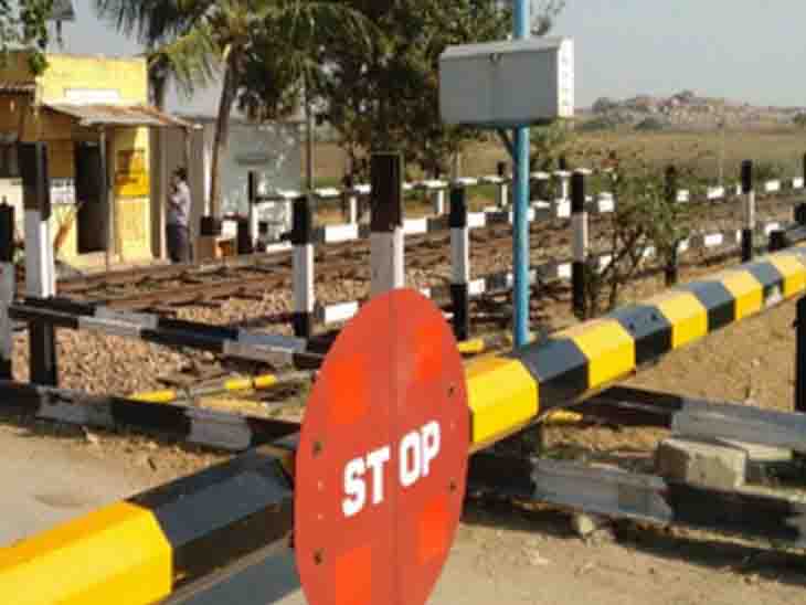 पाररास समपार फाटक बालोद गेट पर सड़क यातायात बंद
