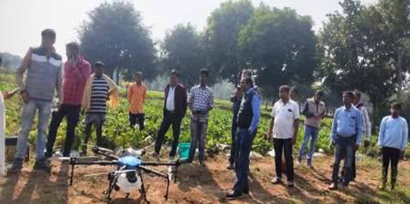 बस्तर ब्लाॅक के कोलचूर में ड्रोन के माध्यम से हुआ नैनो यूरिया का छिड़काव