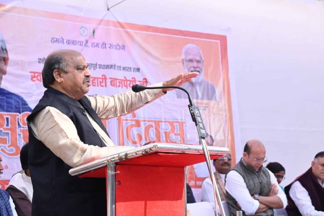 विधायक पुरंदर मिश्रा ने अटल जी की प्रतिमा पर माल्यार्पण कर किया नमन
