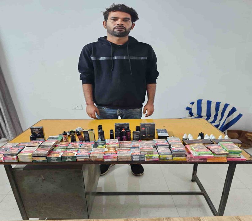 पान संचालक पिलाता था हुक्का, पुलिस ने पकड़ा
