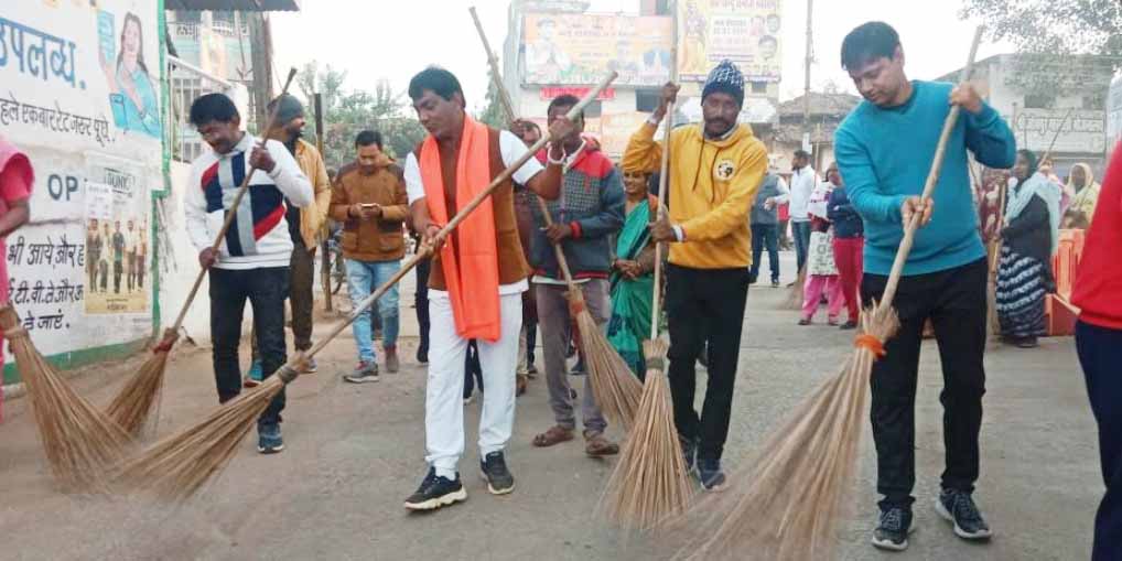 विधायक ने की तालाब की साफ सफाई