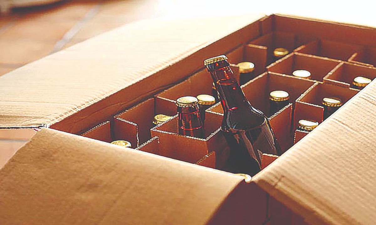 शराब की 3 दुकानें सील, 2 ठेकेदार पकड़े गए
