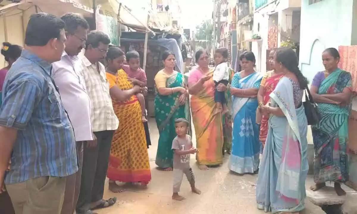 विजयवाड़ा के अधिकारियों को आंगनवाड़ी के ताले तोड़ने से रोका गया