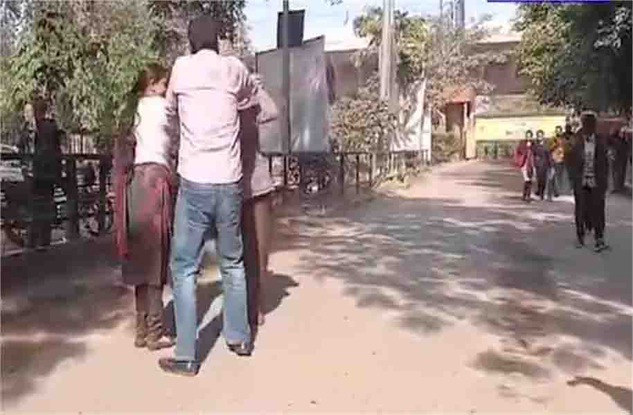कोर्ट कॉम्प्लेक्स के बाहर पति-पत्नी का जबरदस्त ड्रामा