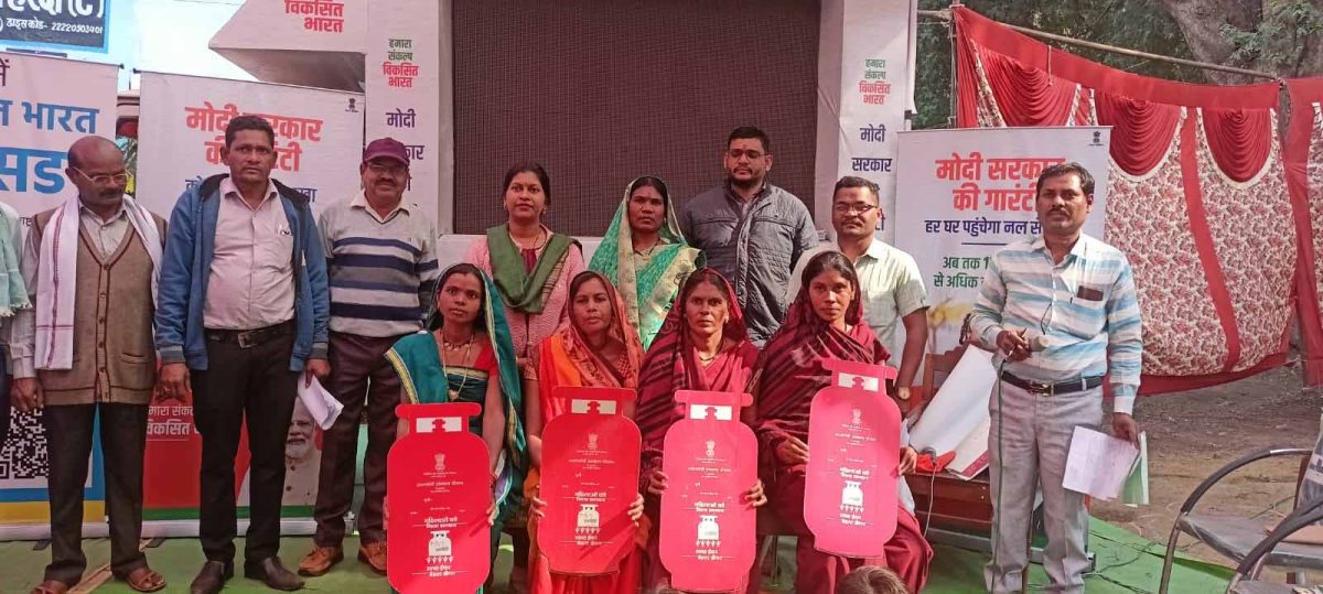 गैस चूल्हा पाकर महिलाएं खुश, खाना बनाने में समय की होगी बचत