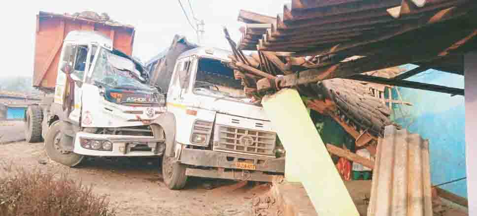 ट्रक ने ट्रक को मारी ठोकर, ड्राइवर घायल