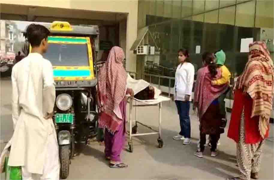 सिविल अस्पताल के बाहर ई-रिक्शे में महिला ने बच्चे को दिया जन्म