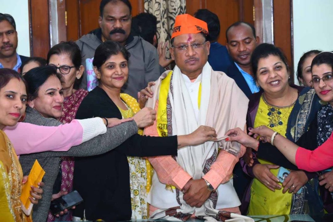 विष्णुदेव साय से सिंधु सेवा संस्कार सेवा समिति की महिला विंग सदस्यों ने की मुलाकात