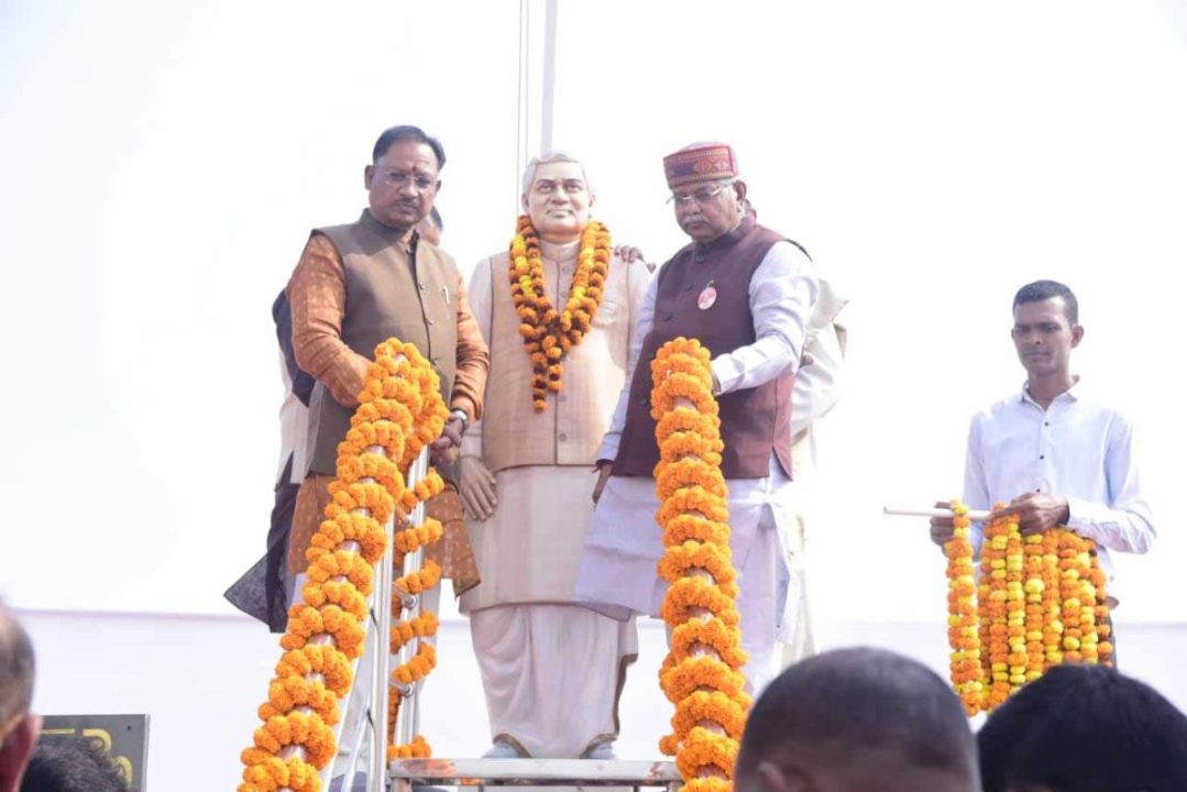 मुख्यमंत्री विष्णु देव साय ने भारतरत्न अटल बिहारी वाजपेयी की प्रतिमा पर किया माल्यार्पण