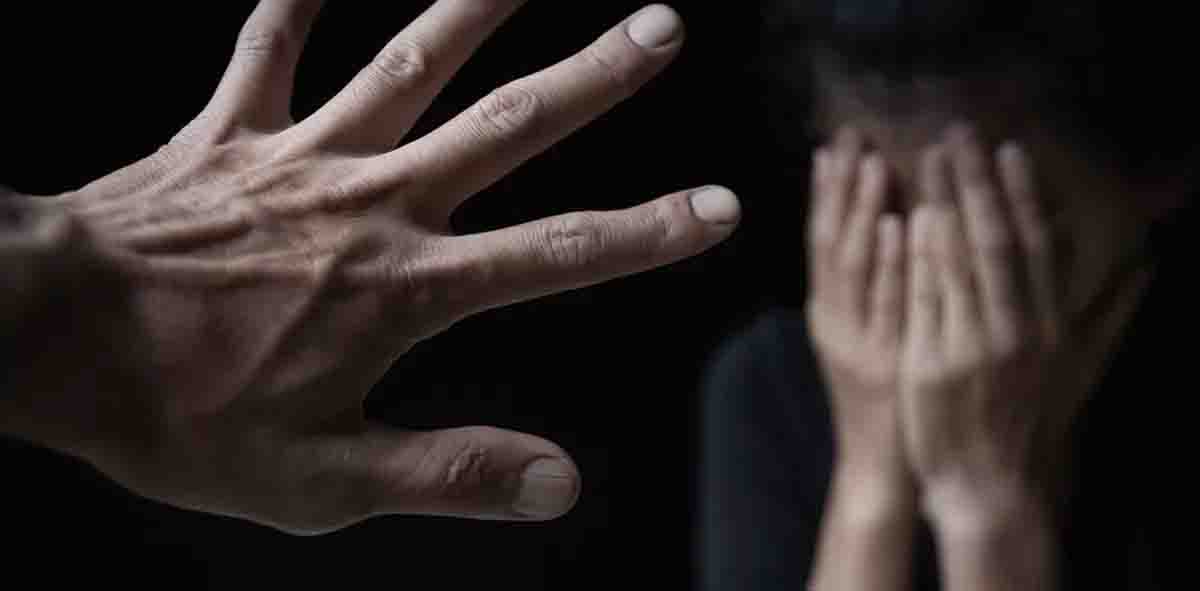 स्कूल टीचर ने छात्रा से किया रेप