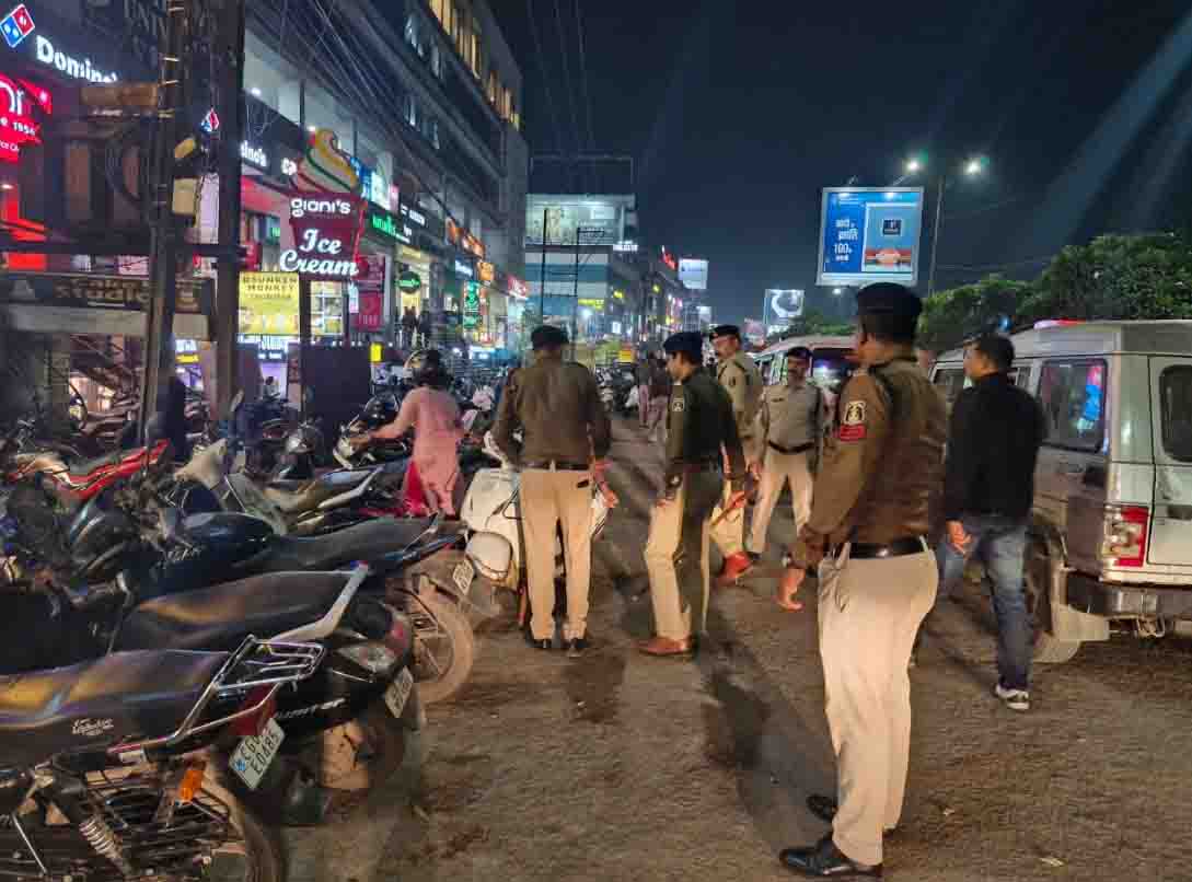 मरीन ड्राइव के पास खड़ी गाड़ियों पर पुलिस ने की कार्रवाई