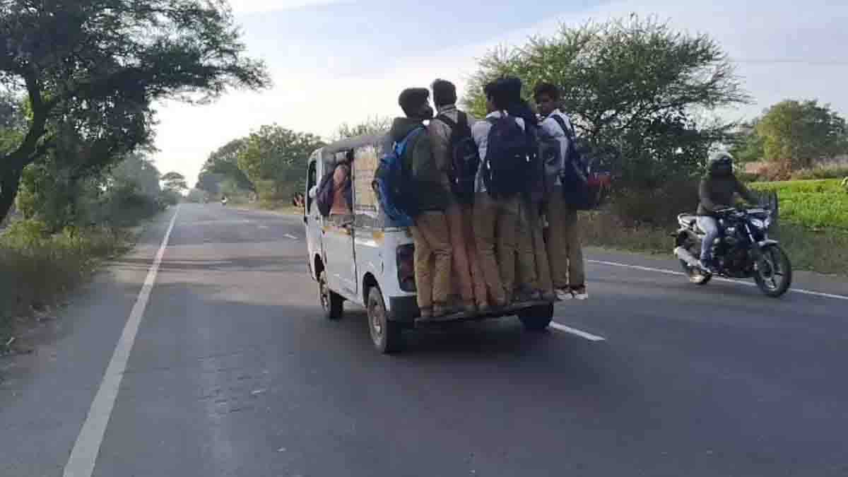 स्कूली छात्र ऑटो में लटककर कर रहे स्टंट, देखें वीडियो