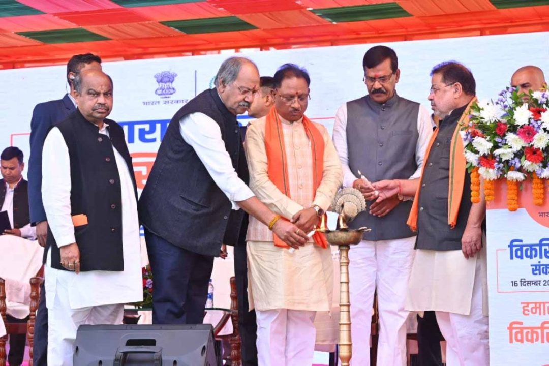 रायपुर में विकसित भारत संकल्प यात्रा का शुभारंभ, सीएम साय और बृजमोहन अग्रवाल हुए शामिल