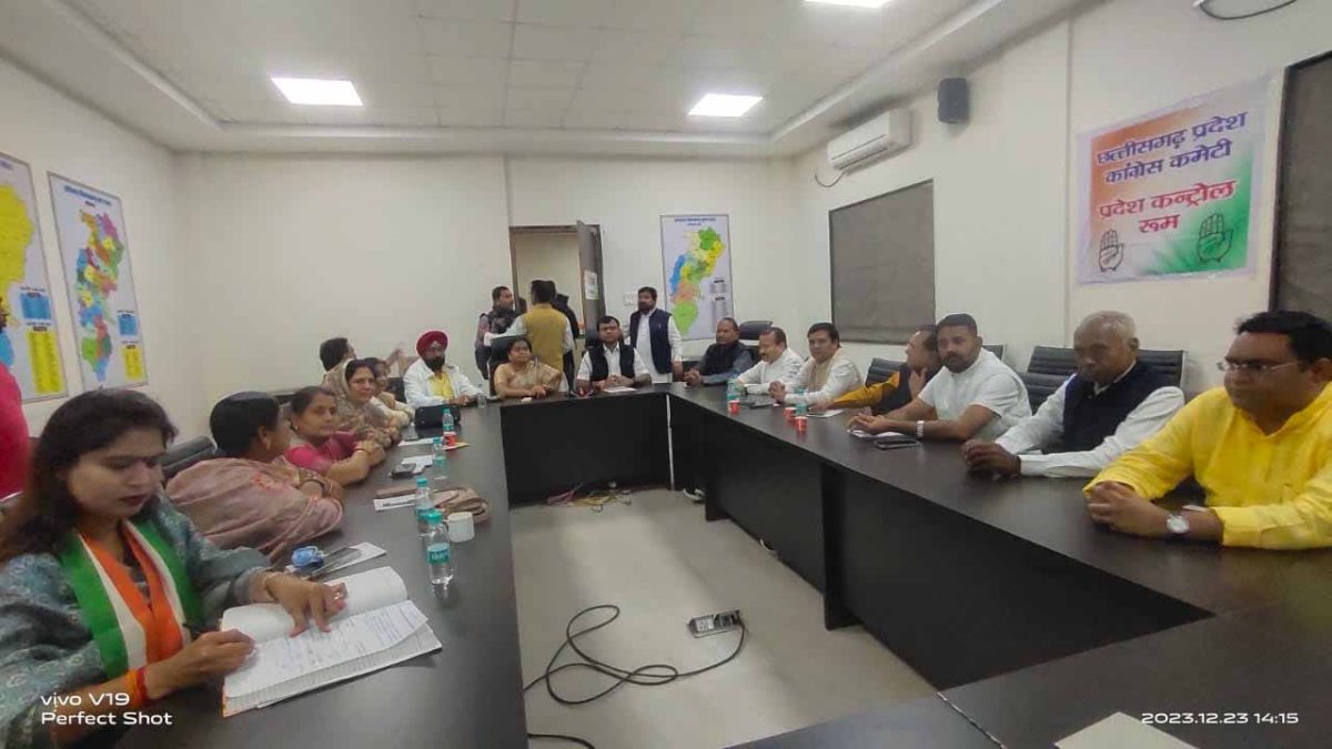बीजेपी को जीतने में लगे थे कांग्रेस कार्यकर्ता, पदाधिकारी ने दीपक बैज से की शिकायत