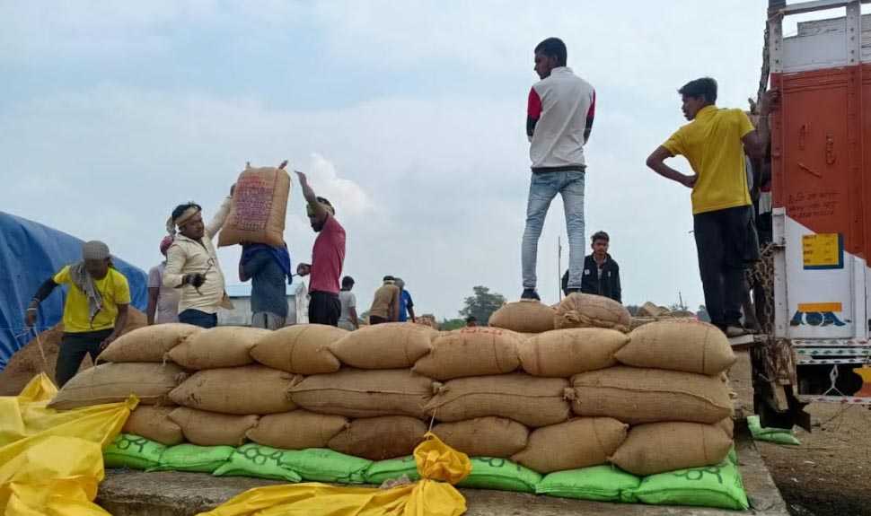 सहकारी समितियों से 4 लाख क्विंटल धान उठाव के लिए राइस मिलरों को डीओ जारी