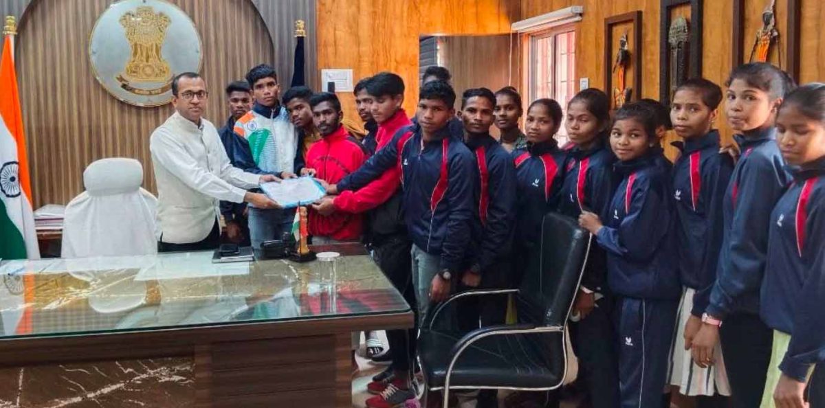 शैक्षणिक भ्रमण कर लौटे अबूझमाड़ के छात्रों ने की कलेक्टर से मुलाकात
