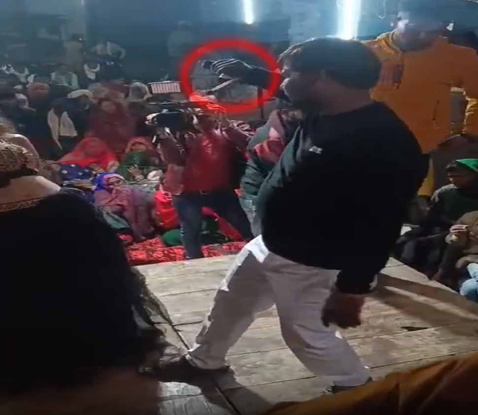तमंचे के साथ बार डांसर संग युवक ने लगाए ठुमके, देखें वीडियो