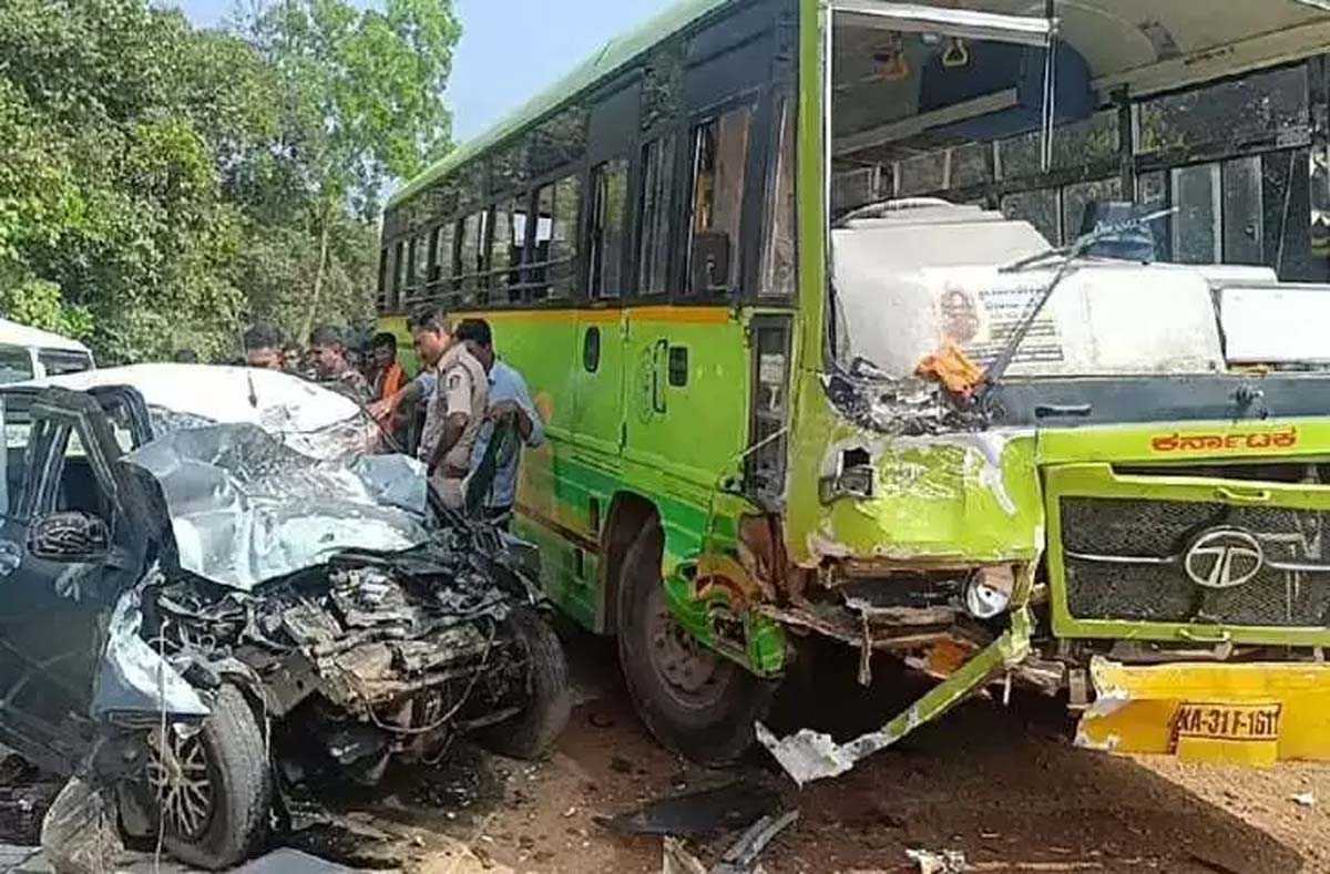 बस और कार के बीच आमने-सामने की टक्कर, 5 पांच की मौत कई घायल