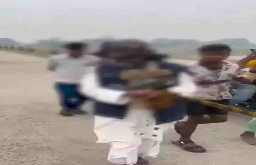 बुजुर्ग के साथ की बर्बरता, जूतों की माला पहनाई और थूक चटाया