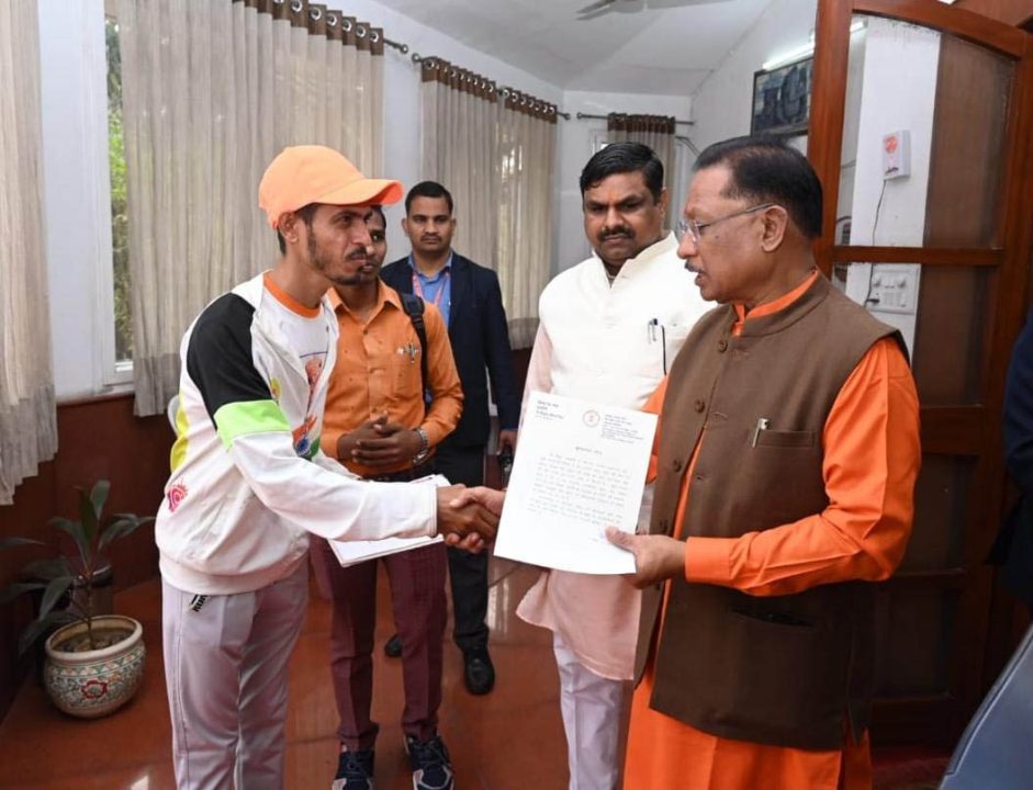 मुख्यमंत्री साय से भारत यात्री मेहुल लखानी ने की मुलाकात
