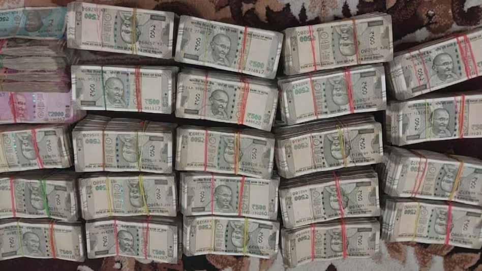 काली फिल्म देखकर रोकी गाड़ी, 60 लाख से ज्यादा की रकम बरामद