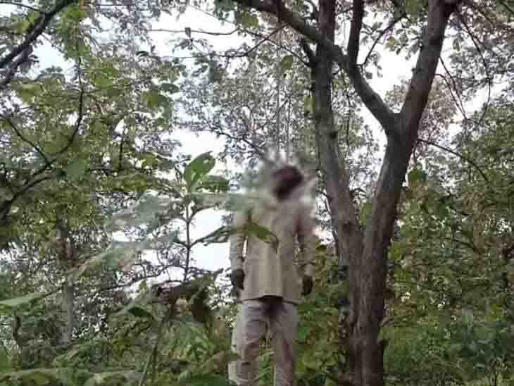 पेड़ पर लटका मिला अधेड़ का शव