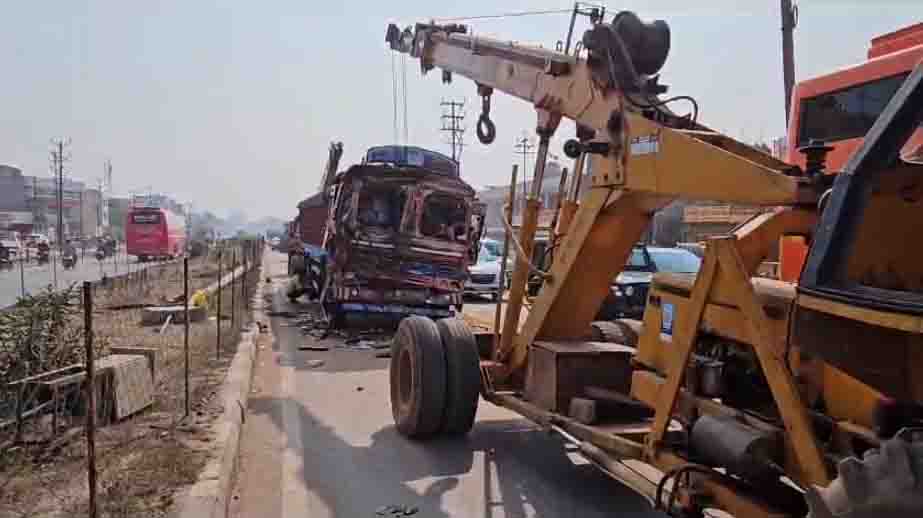 ट्रक ने डंपर को पीछे से मारी टक्कर, चालक की मौत