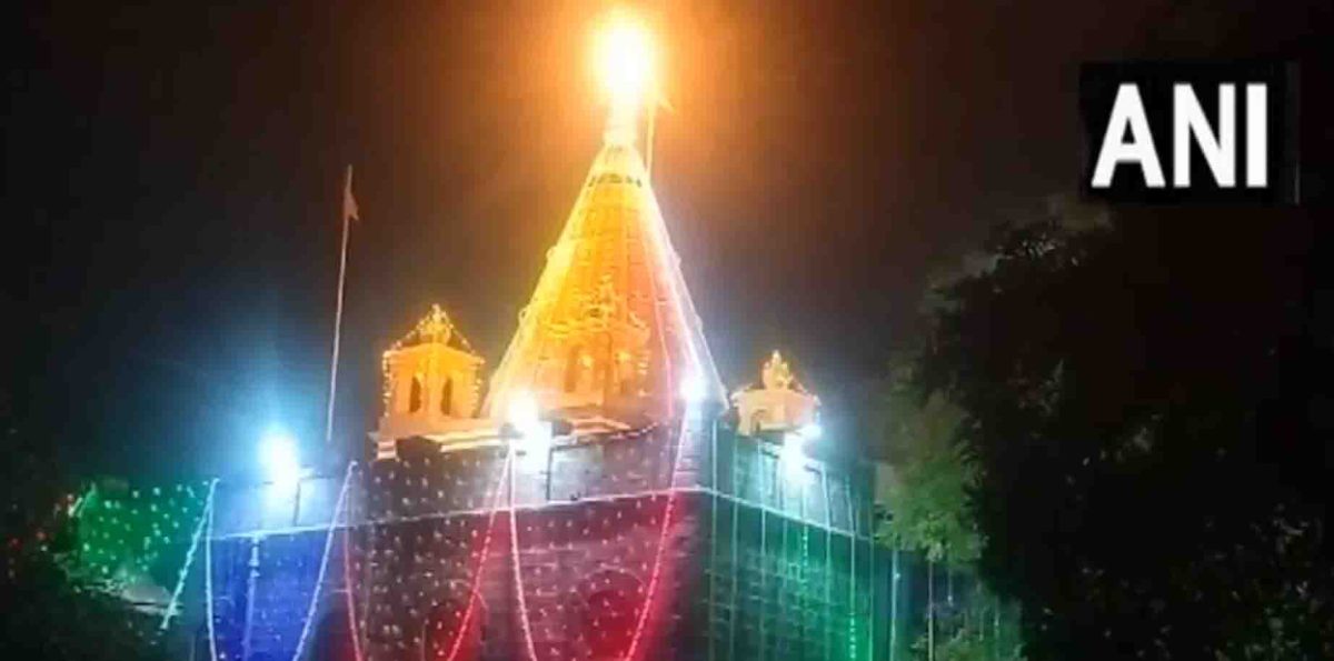 शिरडी के साईं बाबा मंदिर में भक्तों की भीड़ उमड़ी