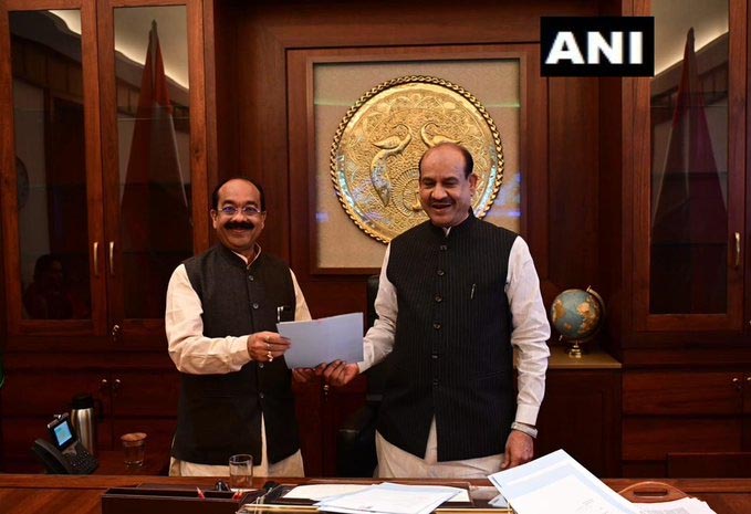 फोटो, अरुण साव ने लोकसभा अध्यक्ष ओम बिरला को सौंपा इस्तीफा