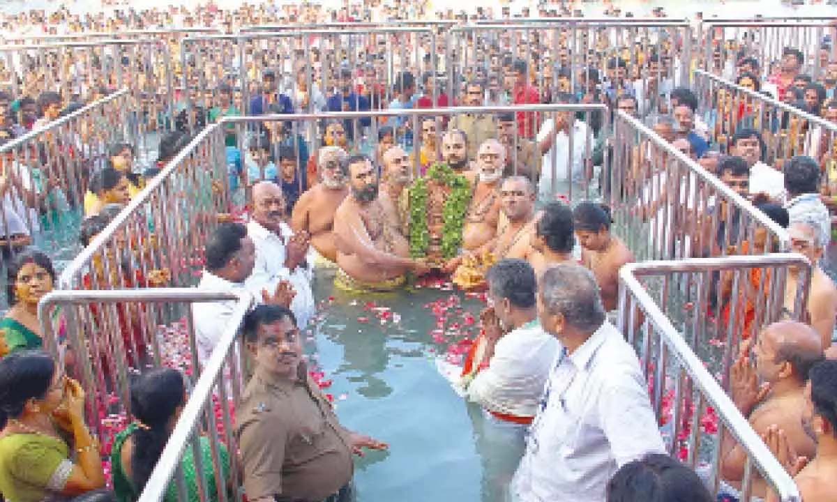 तिरुमाला में धार्मिक उत्साह चक्रस्नानम का प्रतीक