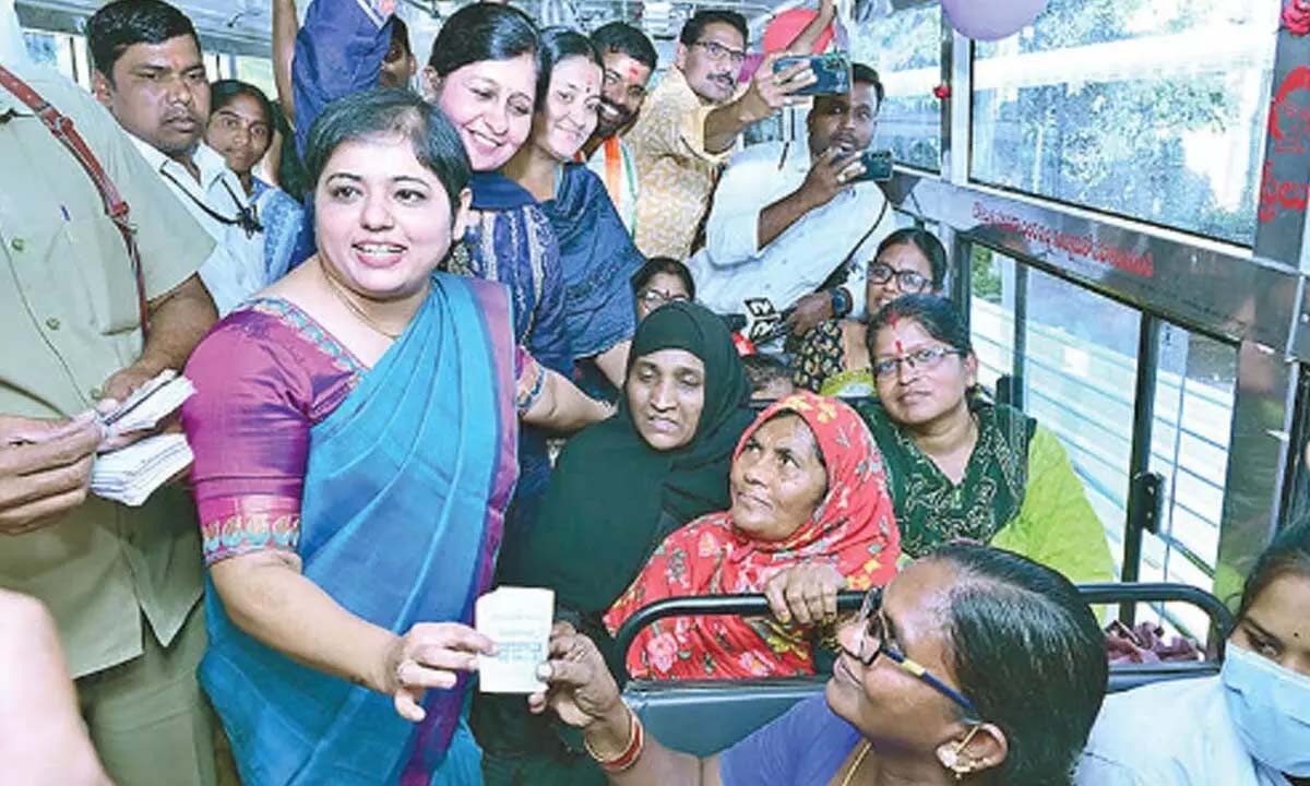 रंगारेड्डी में महिलाओं ने महालक्ष्मी योजना के शुभारंभ का हार्दिक जश्न मनाया