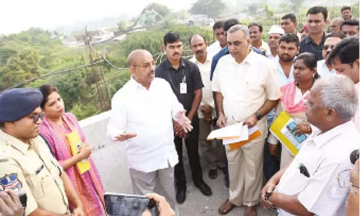 पुल के काम में देरी से मंत्री तुम्मला नागेश्वर राव नाराज