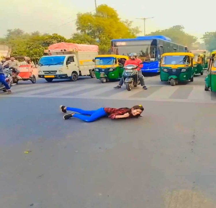 ट्रैफिक रोककर लड़की ने किया डांस, देखें वीडियो