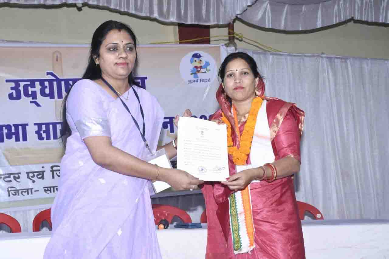 रिटर्निंग अधिकारियों ने विजयी उम्मीदवारों को प्रदान किए प्रमाण पत्र