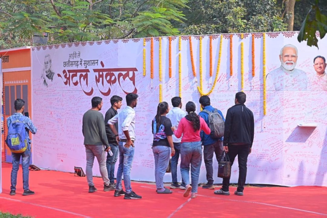 नालंदा परिसर में बड़ी संख्या में युवा जुट रहे प्रदर्शनी देखने