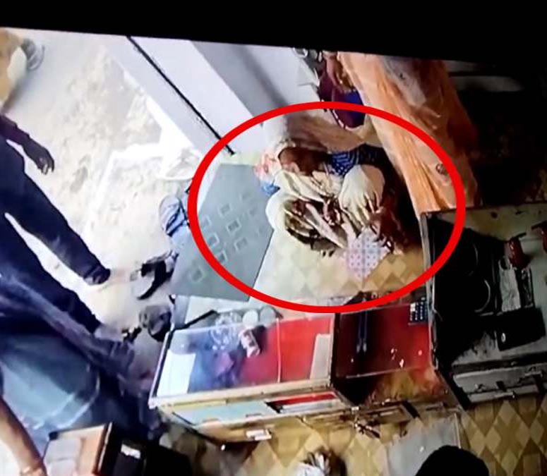 महिलाओं ने ज्वेलरी शॉप से की लाखों की चोरी, देखें वीडियो