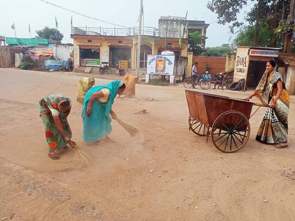 सार्वजनिक स्थानों में लोगों ने की साफ-सफाई