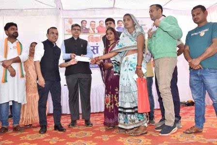 लोक कल्याणकारी योजनाओं के स्टॉल का किया अवलोकन