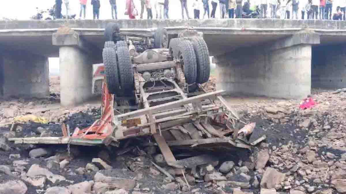 ट्रक ने बाइक को ठोका, वीडियो में देखें क्या हुआ
