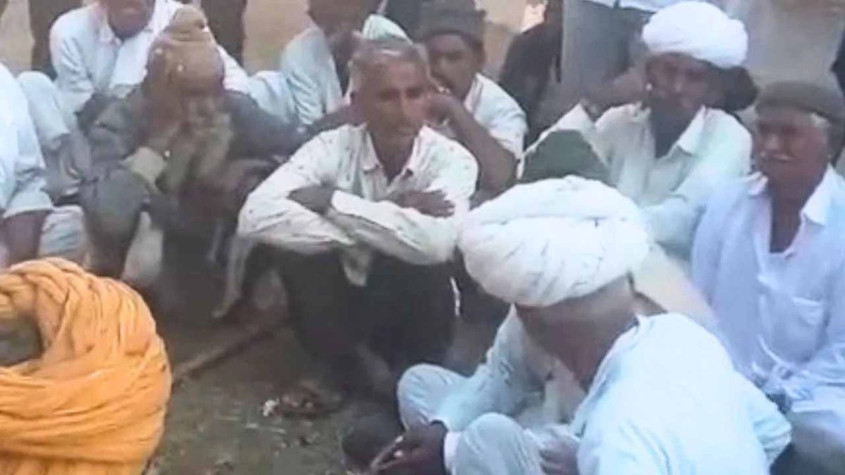 गांव के सरपंच को समाज से किया बहिष्कार