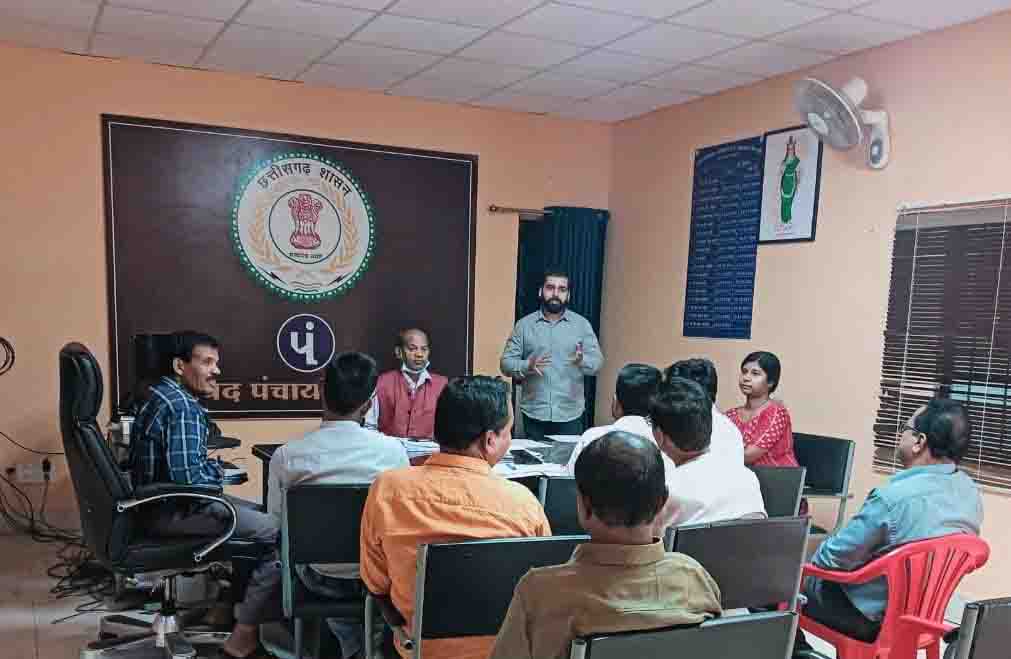 स्व सहायता समूह की महिलाओं को लखपति दीदी योजना से जोड़ने के लिए ली बैठक