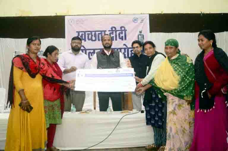 स्वच्छता दीदी के साथ कलेक्टर ने की परिचर्चा
