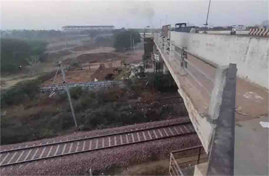 पुल से रेलवे लाइन पर गिरी लड़की, हालत गंभीर